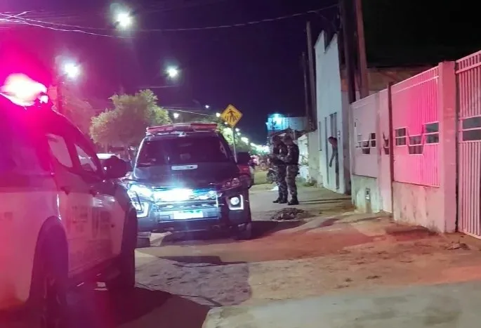 Jovem é encontrado morto a tiros dentro de apartamento no Silvio Leite