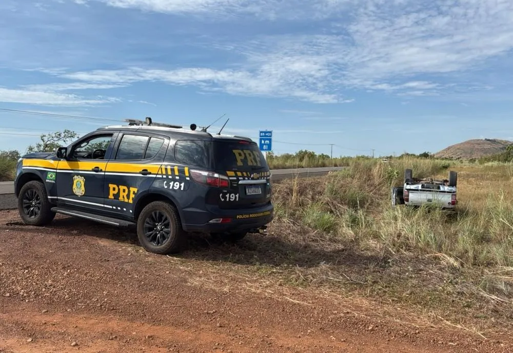 Colisão entre caminhão e caminhonete deixa motorista ferido na BR-401