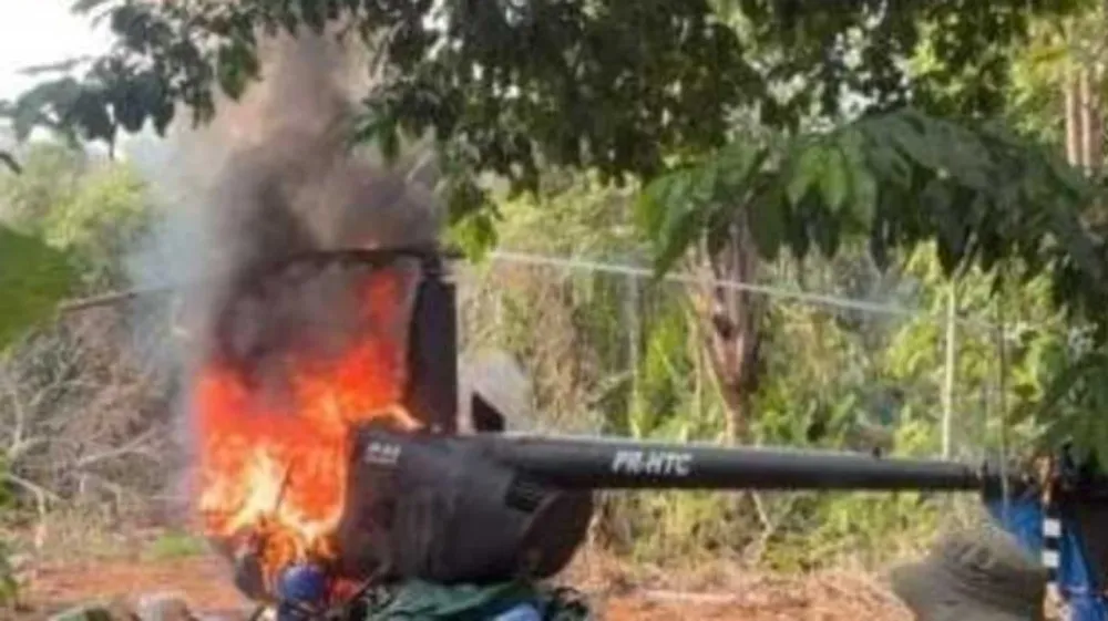 Helicóptero R44 foi destruído pela Força Nacional (Foto: Reprodução)